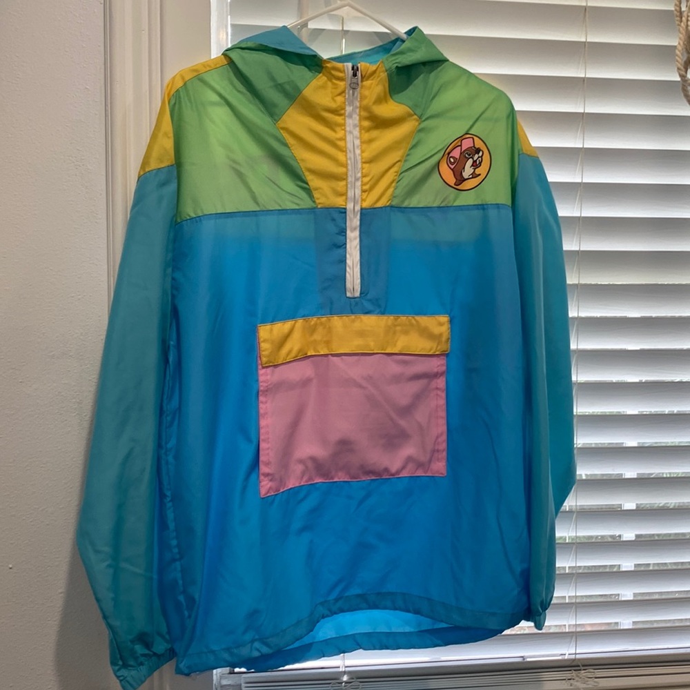 Buc-cees wind breaker pullover jacket. drawstring bottom and half zip at chest.